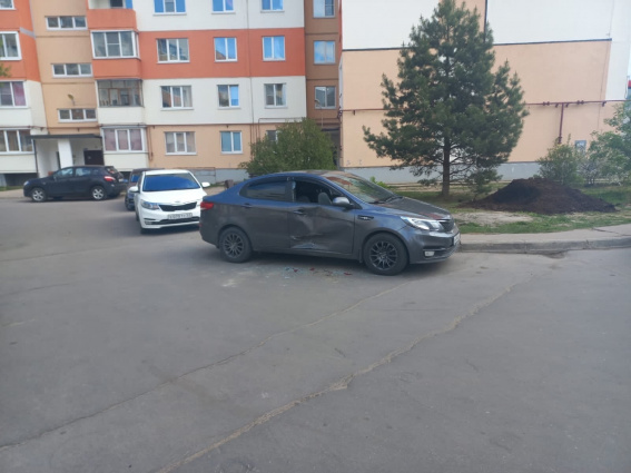 В Великом Новгороде водитель наехал на 14 припаркованных во дворе машин