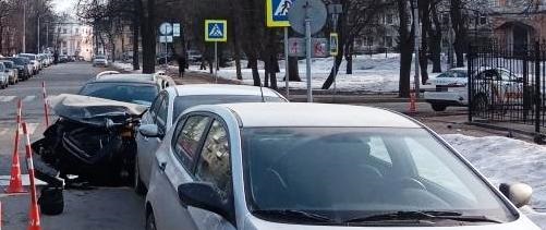 В Великом Новгороде два человека получили травмы из-за столкновения четырех автомобилей