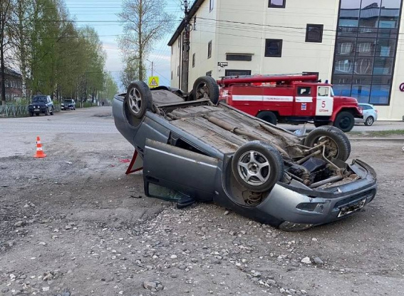 В Боровичах нетрезвый водитель опрокинул автомобиль