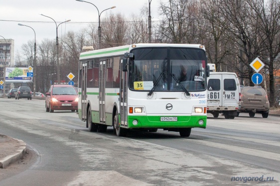 Автобус 35 маршрута на ул. Нехинской. 