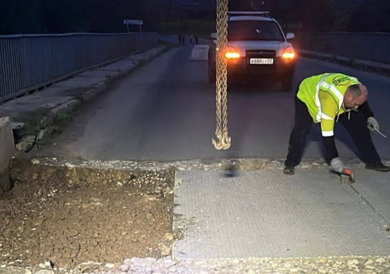 В Окуловском округе устраняют последствия размыва на мосту через реку Перетна