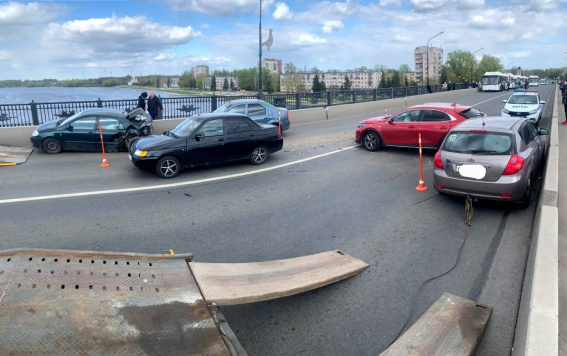 На мосту Александра Невского в Великом Новгороде столкнулись пять автомобилей, трое человек пострадали