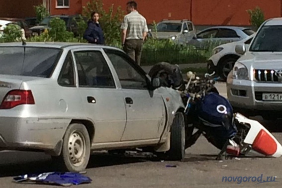 В Псковском микрорайоне в результате ДТП пострадал мотоциклист