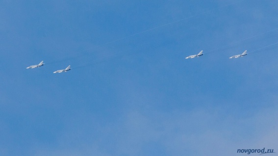 Несколько дней над Великим Новгородом пролетают бомбардировщики Су-24