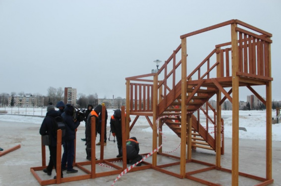 На Софийской набережной в Великом Новгороде устанавливают деревянную горку