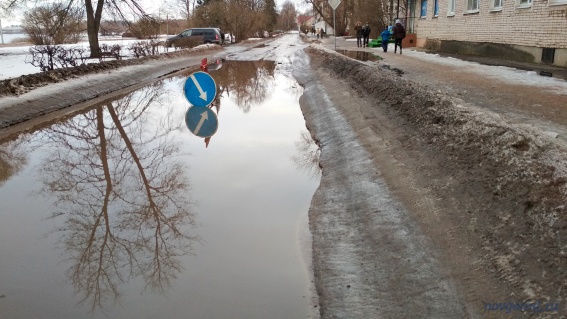 Губернатор о новгородских дорогах: везде можно доехать без риска потерять колесо