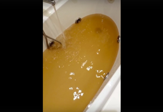 Валдайцы жалуются на ржавую воду из-под крана