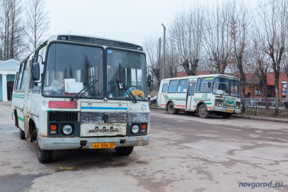 © Автобусы на автостанции в Старой Руссе.