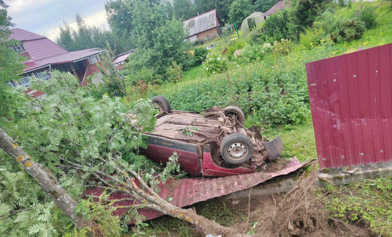 В Любытинском районе опрокинулся автомобиль