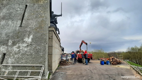 В Великом Новгороде на монументе Победы ведутся противоаварийные работы