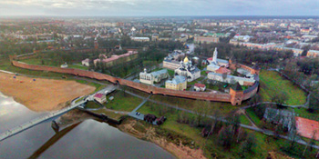 Новгородский кремль, Софийский Собор, Софийская звонница, Ярославо дворище, река Волхов. На горизонте Юрьев монастырь и исток реки Волхов.