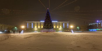 Панорама: Новогодние украшения на Софийской площади