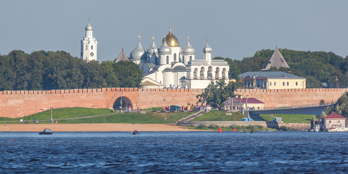 Новгородский кремль и Софийский Собор, вид от Рюрикова Городища