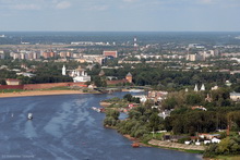 Река Волхов. Новгородский кремль. Пешеходный мост.