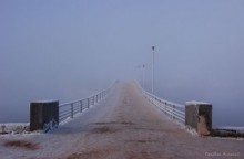 Пешеходный мост в зимнем январском тумане