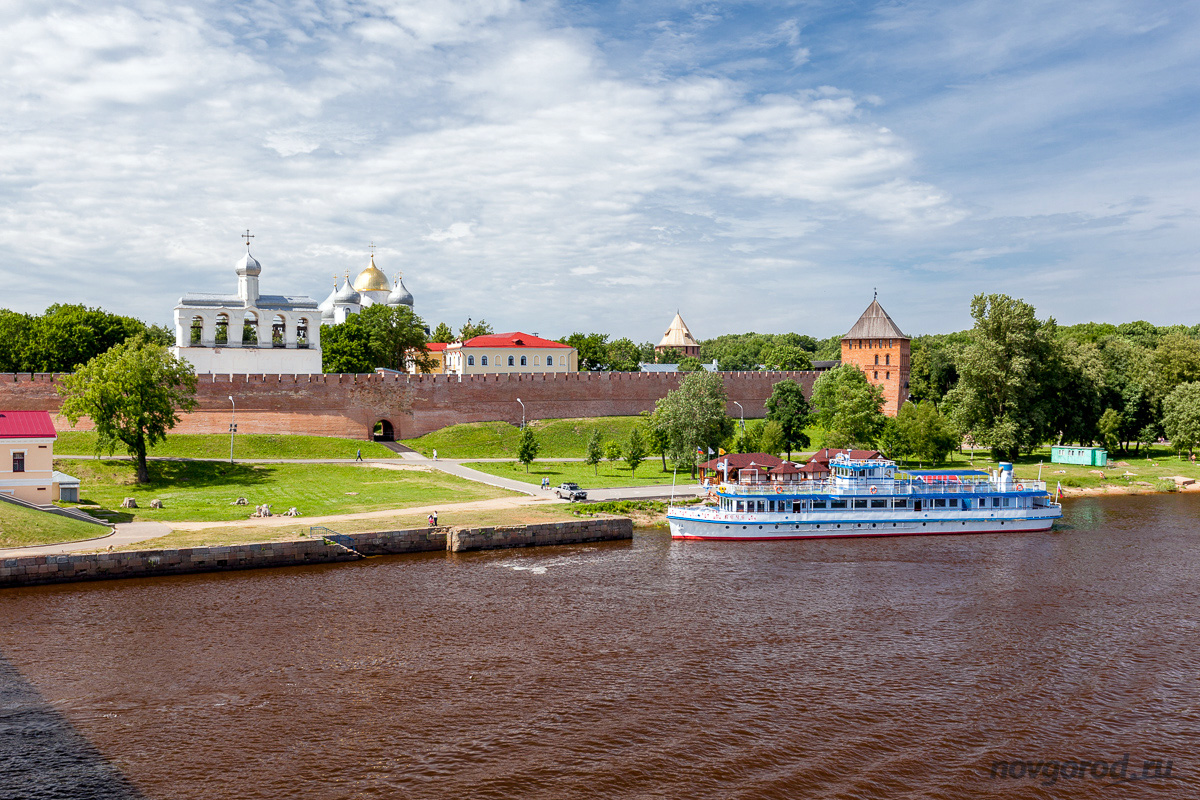 Новгородский Кремль, вид со стороны реки Волхов.