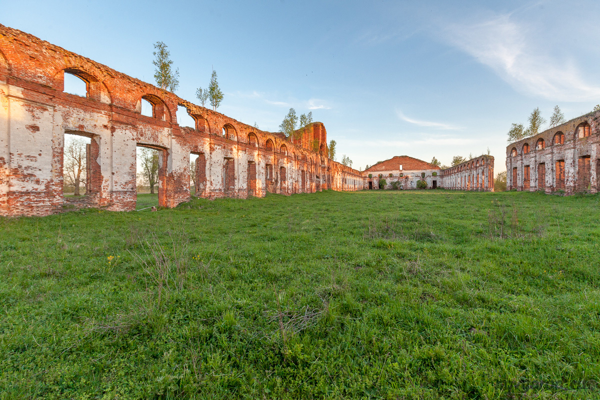 Аракчеевские казармы в деревне Селищи